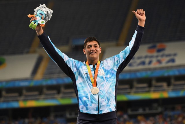 RIO2016_ATLETISMO_Hernan-Urra_Lanzamiento-de-Bala-F35_PLATA_05 RIO DE JANEIRO, BRAZIL - SEPTEMBER 12: Silver medalist Hernan Emanuel Urra of Argentina celebrates on the podium at the medal ceremony for the Mne's Shot Put - F35 on day 5 of the Rio 2016 Paralympic Games at the Olympic Stadium on September 12, 2016 in Rio de Janeiro, Brazil. (Photo by Atsushi Tomura/Getty Images for Tokyo 2020)